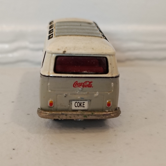 2002 Johnny Lightning Coca Cola '66 VW Samba Bus 1:64 Die Cast Volkswagen - Picture 3 of 4